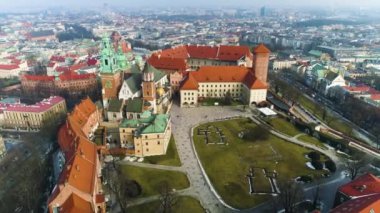 Krakow 'daki Wawel Şatosu' nun havadan görünüşü, güzel bir Polonya görüntüsü. Yüksek kalite 4k görüntü