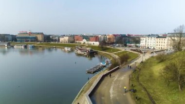 Cracow 'daki Vistula Nehri üzerindeki hava manzarası. Güzel bir Polonyalı. Yüksek kalite 4k görüntü