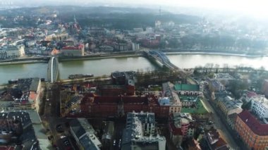 Cracov 'daki Vistula Nehri üzerindeki köprülerin hava görüntüsü. Güzel Polonya. Yüksek kalite 4k görüntü