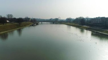 Cracow 'daki Grunwaldzki köprüsünün havadan görüntüsü. Güzel Polonyalı çekimleri. Yüksek kalite 4k görüntü