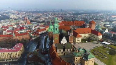 Krakow 'daki Wawel Şatosu' nun havadan görünüşü, güzel bir Polonya görüntüsü. Yüksek kalite 4k görüntü