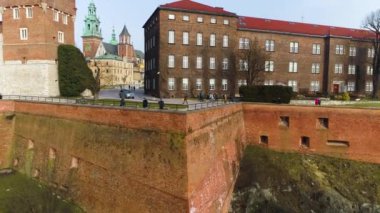 Krakow 'daki Wawel Şatosu' nun havadan görünüşü, güzel bir Polonya görüntüsü. Yüksek kalite 4k görüntü