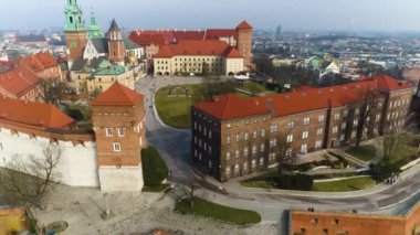 Krakow 'daki Wawel Şatosu' nun havadan görünüşü, güzel bir Polonya görüntüsü. Yüksek kalite 4k görüntü