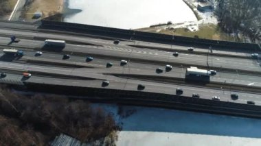 Dolina Trzech Stadyumu 'ndaki yol Katowice' den havadan görünüyor. Yüksek kalite 4k görüntü