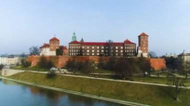 Krakow 'daki Wawel Şatosu' nun havadan görünüşü, güzel bir Polonya görüntüsü. Yüksek kalite 4k görüntü