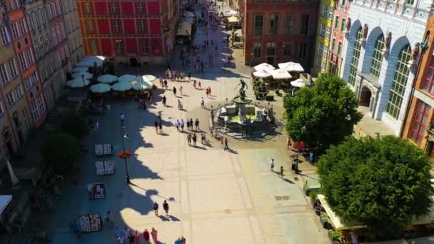 Aerial View Neptune Fountain Old Town Gdansk High Quality Footage — ストック動画