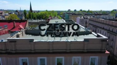 Merkezdeki binanın üzerindeki Czestochowa yazıtının hava görüntüsü. Yüksek kalite 4k görüntü