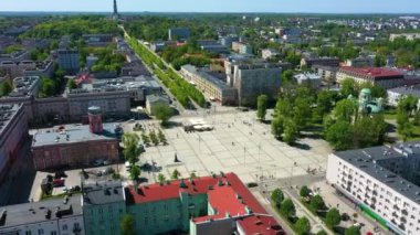 Czestochowa 'nın merkezindeki Dayanışma Meydanı' nın havadan görünüşü. Güzel Polonya. Yüksek kalite 4k görüntü