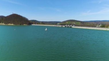 Solina Gölü 'ndeki Su Barajı Bieszczady Dağları Hava Görüntüsü Polonya. Yüksek kalite 4k görüntü