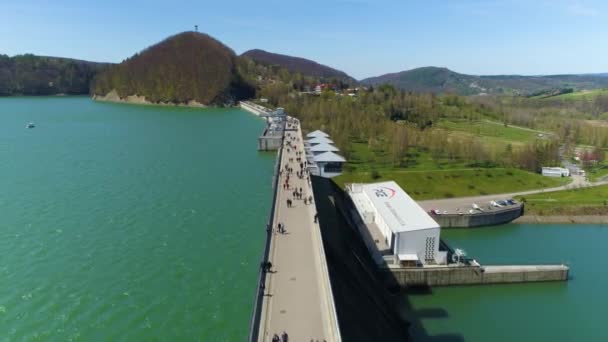 Turyści Zaporze Wodnej Nad Jeziorem Solina Bieszczady Widok Lotu Ptaka — Wideo stockowe