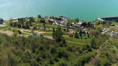 Bieszczady Dağları 'ndaki Solina Güzel Köyü Hava Görüntüsü Polonya. Yüksek kalite 4k görüntü