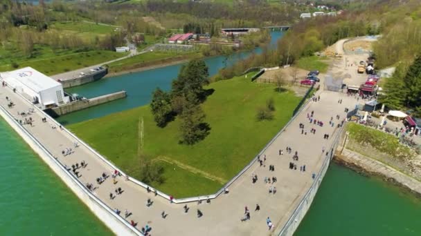 Solina Gölü Ndeki Barajındaki Turistler Bieszczady Dağları Hava Görüntüsü Polonya — Stok video