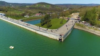 Solina Gölü 'ndeki Su Barajındaki Turistler Bieszczady Dağları Hava Görüntüsü Polonya. Yüksek kalite 4k görüntü