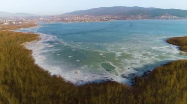 Donmuş Zywieckie Gölü Hava Görüntüsü. Zywiec 'ten Güzel Atışlar. Yüksek kalite 4k görüntü