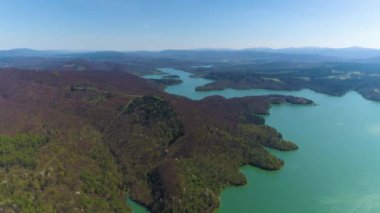 Solina Gölü 'nün güzel manzarası Bieszczady Hava Manzarası Polonya. Yüksek kalite 4k görüntü