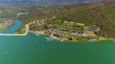 Bieszczady Dağları 'ndaki Solina Güzel Köyü Hava Görüntüsü Polonya. Yüksek kalite 4k görüntü