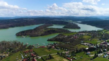 Polanczyk Timelapse 'deki güzel manzara Bieszczady Hava Görüntüsü Polonya. Yüksek kalite 4k görüntü