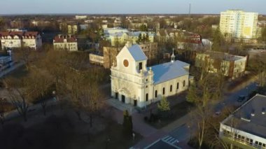 Pulawy Havadan Polonya 'daki Roma Katolik Kilisesi. Yüksek kalite 4k görüntü