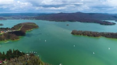 Polanczyk Bieszczady Hava Görüntülü Polonya 'dan Timelapse Solina Gölü. Yüksek kalite 4k görüntü