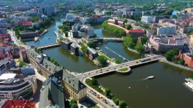 Panorama Wroclaw Üniversitesi Köprüsü Hava Görüntüsü Polonya. Yüksek kalite 4k görüntü