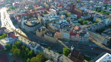 Wroclaw Polonya Hava Manzarası 'nın merkezine giden yol. Yüksek kalite 4k görüntü