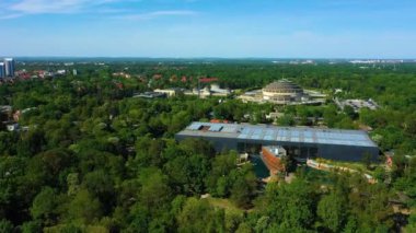 Wroclaw Hayvanat Bahçesi ve yüzyılın hava manzaralı Polonya Salonu. Yüksek kalite 4k görüntü