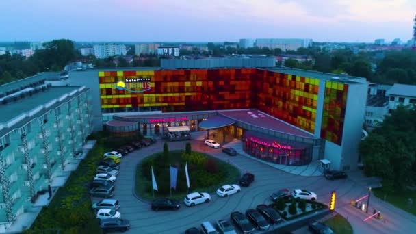 晚上酒店Kolobrzeg波兰航空观景 高质量的4K镜头 — 图库视频影像
