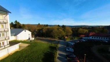 Fpv Uçuşu Ağaçların Üzerinde Polanczyk Bieszczady Hava Polonya. Yüksek kalite 4k görüntü
