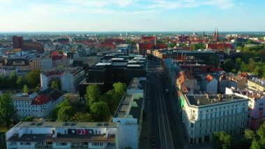 Wroclaw Polonya Hava Manzarası 'nın merkezine giden yol. Yüksek kalite 4k görüntü