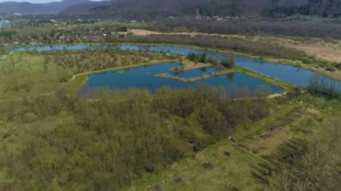 Balıkçılık Alanı ve Balıklar Sanok San Aerial View Polonya 'yı gösteriyor. Yüksek kalite 4k görüntü