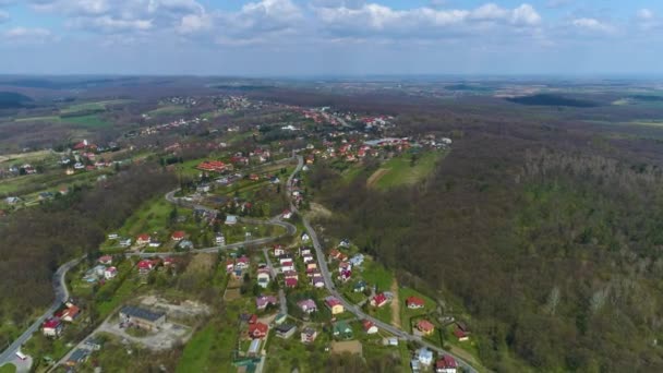 波兰人空中观 Hill Budy Male Przemysl Wzgorze Aerial View Poland 上的房屋全景 — 图库视频影像