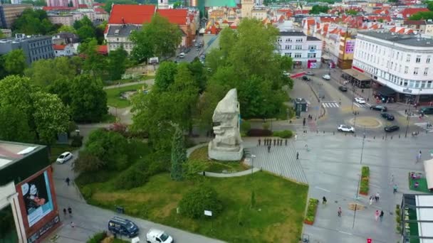 Памятник Площади Свободы Opole Plac Wolnosci Pomnik Aerial View Poland — стоковое видео