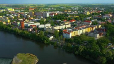 Odra Nehri 'ndeki Apartmanlar: Brzeg Mieszkania Rzeka Havacılık: Polonya. Yüksek kalite 4k görüntü