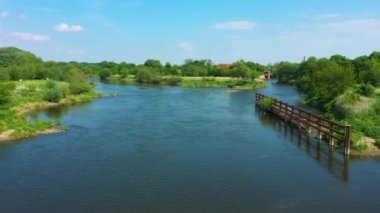 Güzel Peyzaj Nehri Odra Olawa Rzeka Hava Manzarası Polonya. Yüksek kalite 4k görüntü