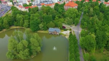 Keçi Göleti 'ndeki Ada Legnica Kozi Staw Hava Görüntüsü Polonya. Yüksek kalite 4k görüntü