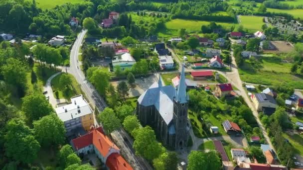 Церковь Zloty Stok Kosciol Plac Jana Pawla Aerial View Poland — стоковое видео