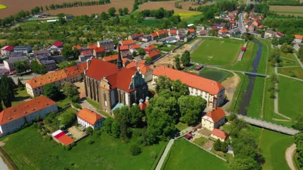 Panorama Roman Catholic Church Kamieniec Zabkowicki Kosciol Aerial View Poland — Wideo stockowe