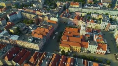 Swidnica Ratusz Rynek hava sahasındaki eski kasaba meydanı Polonya. Yüksek kalite 4k görüntü