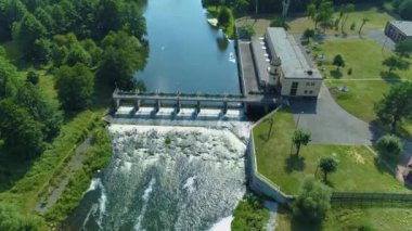 Su girişi Pilica Nehri Tomaszow Mazowiecki Havacılık Görünümü Polonya. Yüksek kalite 4k görüntü
