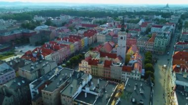 Swidnica Ratusz Rynek hava sahasındaki eski kasaba meydanı Polonya. Yüksek kalite 4k görüntü