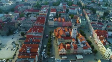 Swidnica Ratusz Rynek hava sahasındaki eski kasaba meydanı Polonya. Yüksek kalite 4k görüntü