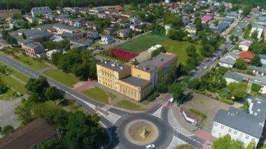 Pilsudskiego Caddesi İlkokulu Tomaszow Mazowiecki Szkola Havacılık Görünümü Polonya. Yüksek kalite 4k görüntü