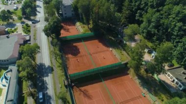 Tenis kortları Jelenia Gora Korty Tenisowe Havacılık Görünümü Polonya. Yüksek kalite 4k görüntü
