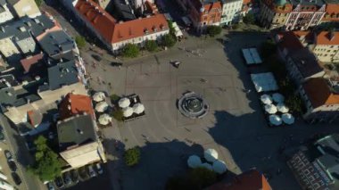 Eski kasaba pazarı Gniezno Rynek, Miasto Hava Manzarası Polonya 'ya bakıyor. Yüksek kalite 4k görüntü