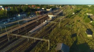 Gniezno 'daki tren istasyonu Stacja Kolejowa Hava Üssü Polonya. Yüksek kalite 4k görüntü