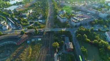 Demiryolu İzleri Viaduct Gniezno Tory Kolejowe Hava Görüntüsü Polonya. Yüksek kalite 4k görüntü
