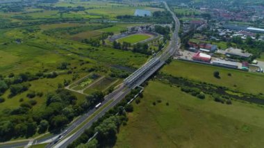 Güzel Peyzaj Köprüsü Konin Krajobraz Stadyumu Hava Görüntüsü Polonya. Yüksek kalite 4k görüntü
