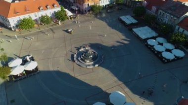 Eski kasaba pazarı Gniezno Rynek, Miasto Hava Manzarası Polonya 'ya bakıyor. Yüksek kalite 4k görüntü