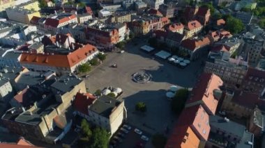 Eski kasaba pazarı Gniezno Rynek, Miasto Hava Manzarası Polonya 'ya bakıyor. Yüksek kalite 4k görüntü