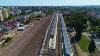 Konin Dworzec Kolejowy 'deki Tren İstasyonu Polonya Hava Görüntüsü. Yüksek kalite 4k görüntü